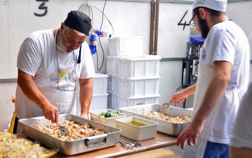 Pro Loco di Serravalle al lavoro con il tonno di coniglio