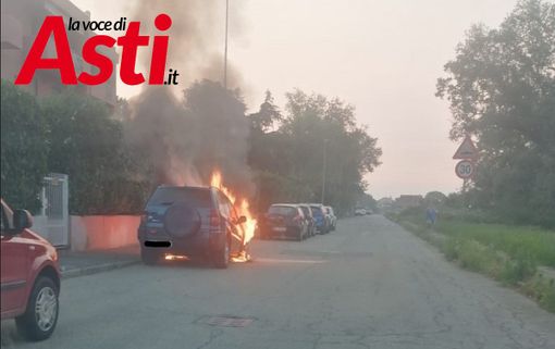 Asti: auto in fiamme, all'alba, in via Badalin