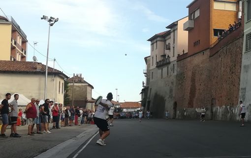 Un momento di una partita di tamburello Un momento di una partita di tamburello