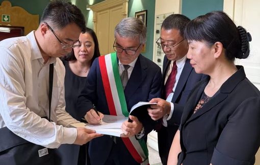 In foto: il vicesindaco Stroppiana con alcuni membri della delegazione