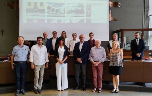 Foto di gruppo per i sindaci dei paesi aderenti al distretto commerciale del Mastodonte Foto di gruppo per i sindaci dei paesi aderenti al distretto commerciale del Mastodonte