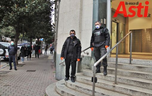 File ordinate anche di fronte alle Poste Centrali di corso Dante, ad Asti. Il tutto vigilato dal servizio d'ordine All Sytem (Foto di Efrem Zanchettin)