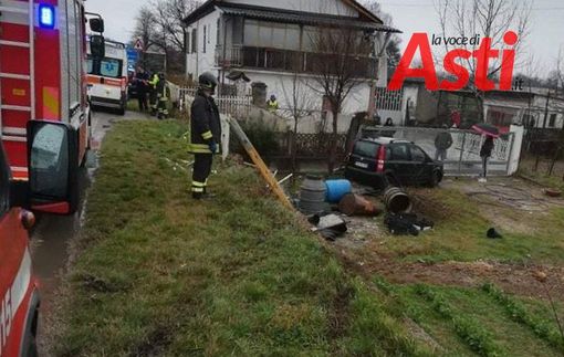 Due incidenti a Castello d'Annone. Probabilmente a causa del fondo scivoloso due auto si sono scontrate frontalmente. Poco fa un'auto sbandando è finita nel cortile di una casa