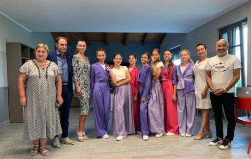 Il gruppo "Syabrynka" insieme al Vicepresidente della Regione Piemonte Fabio Carosso Il gruppo "Syabrynka" insieme al Vicepresidente della Regione Piemonte Fabio Carosso