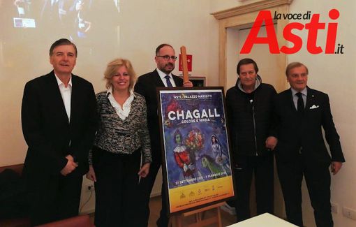 Nella foto, da sinistra: Mario Sacco, Antonella Parigi, Maurizio Rasero, Claudio Giovannone e il presidente della Cassa di Risparmio di Asti dott. Aldo Pia