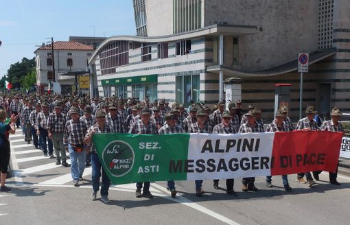 Tante Penne nere astigiane a Vicenza per la sfilata degli alpini Tante Penne nere astigiane a Vicenza per la sfilata degli alpini