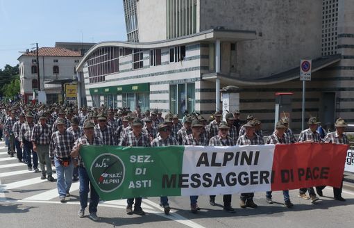 Le Penne Nere astigiane dietro allo striscione Sezionale all’Adunata del 2024 a Vicenza (Ph. Giorgio Gianuzzi)