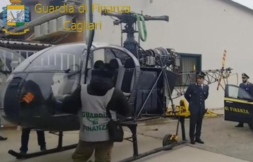 L'immagine, fornita dalla Guardia di Finanza di Cagliari, del sequestro dell'elicottero L'immagine, fornita dalla Guardia di Finanza di Cagliari, del sequestro dell'elicottero