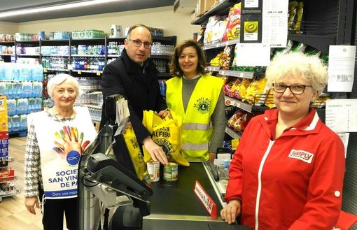 Il sindaco Maurizio Rasero in compagnia di alcuni volontari