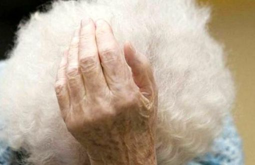 Un'immagine generica di donna anziana Un'immagine generica di donna anziana