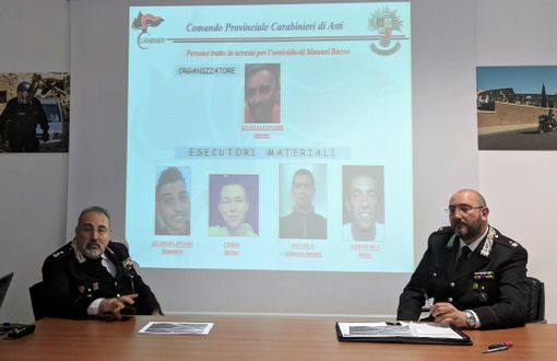 Il tenente colonnello Bernardino Vagnoni (all'epoca Comandante provinciale dell'Arma) e il maggiore Lorenzo Repetto (comandante del Nucelo Investigativo) ritratti nel corso della conferenza stampa indetta nel maggio scorso per annunciare gli arresti. Alle loro spalle le foto degli indagati Il tenente colonnello Bernardino Vagnoni (all'epoca Comandante provinciale dell'Arma) e il maggiore Lorenzo Repetto (comandante del Nucelo Investigativo) ritratti nel corso della conferenza stampa indetta nel maggio scorso per annunciare gli arresti. Alle loro spalle le foto degli indagati