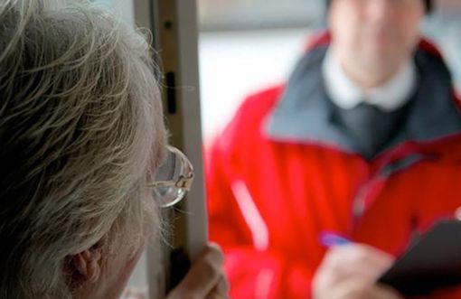 Suona ai campanelli e chiede di entrare: allerta a Buttigliera d'Asti