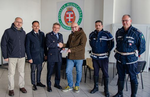 La cerimonia di consegna del ricavato della lotteria La cerimonia di consegna del ricavato della lotteria