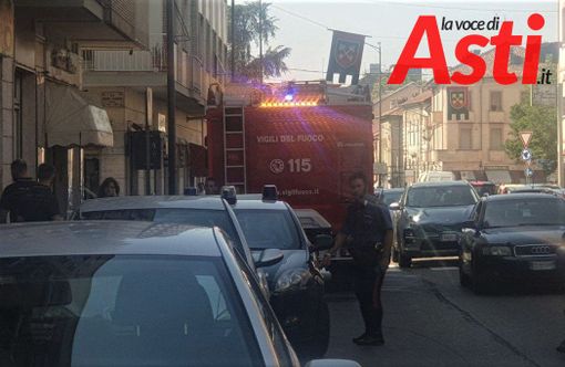 Intervento dei vigili del fuoco per denso fumo nel vano scala di un condominio di corso Alessandria
