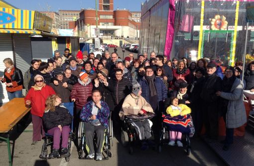 Il sindaco Rasero con il folto gruppo di partecipanti, accompagnati da educatori e famigliari Il sindaco Rasero con il folto gruppo di partecipanti, accompagnati da educatori e famigliari