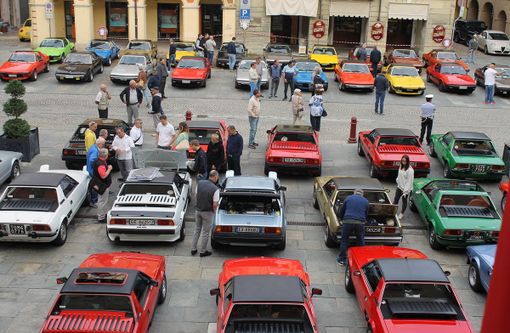 Raduno nazionale spider a San Damiano. 55 esemplari unici nel centro storico Raduno nazionale spider a San Damiano. 55 esemplari unici nel centro storico