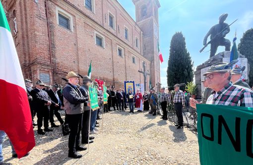 Il picchetto d’onore di Penne Nere davanti al monumento dei caduti.