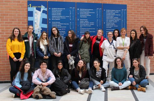 La 3C del Monti con la dottoressa Federica Franchi e l'infermiera Ilaria Cotto del Pronto Soccorso La 3C del Monti con la dottoressa Federica Franchi e l'infermiera Ilaria Cotto del Pronto Soccorso