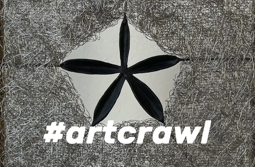 Una delle opere esposte a Vezzolano a tema mela Una delle opere esposte a Vezzolano a tema mela