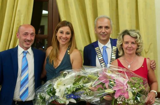 Nella foto, da sinistra: Paolo Pagliarino marito della PP Stefania Delsanto con il neo-presidente del Club Rotary Canelli-Nizza Monferrato Federico Braggio e la moglie Cinzia Braggio Soave.