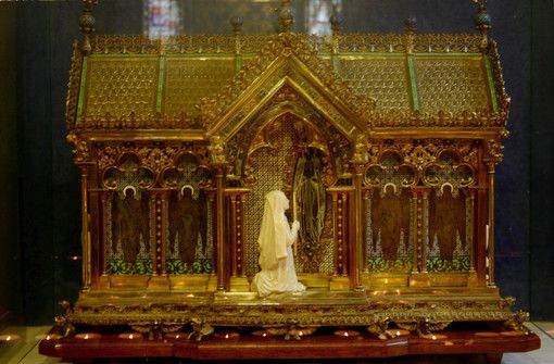 Il reliquario contenente la costola della santa Il reliquario contenente la costola della santa