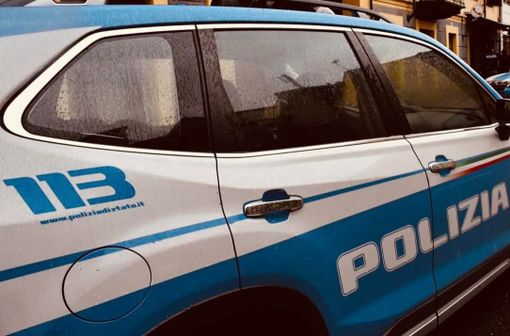 Polizia libera anziana rimasta chiusa per sbaglio in un negozio