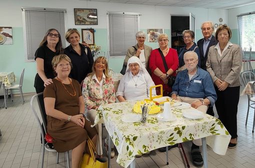 Con Suor Luigina, da sinistra, dell’Associazione “Il Dono del Volo” Martine Feral, Paola Imarisio, Nadia Miletto, Caterina Calabrese (Presidente), Giusy Gobello, Saveria Ciprotti, Gina Binelli, Bruno Ballario e Mariangela Cotto; dell’Associazione “One More Life”, seduto, Arnaldo Malfatto