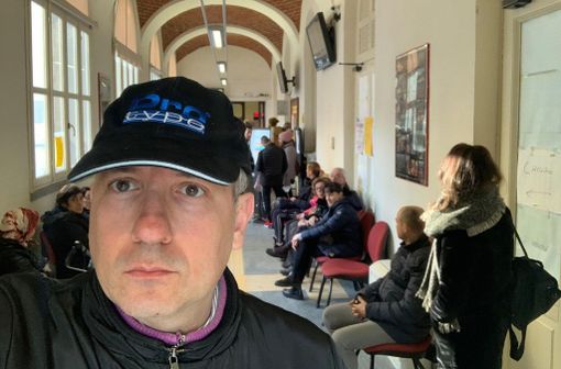 Un curioso 'selfie' del sindaco con alle spalle i cittadini in coda all'Anagrafe Un curioso 'selfie' del sindaco con alle spalle i cittadini in coda all'Anagrafe