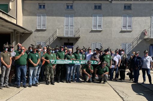 Il gruppone degli Alpini Motociclisti nel cortile dell’Azienda Agricola Garrone Evasio &amp; Figlio