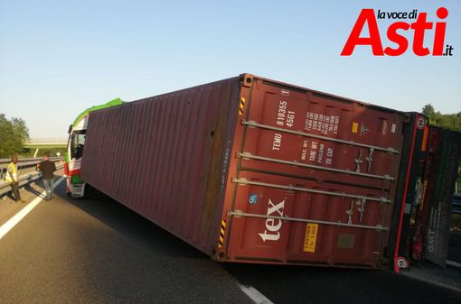 Incidente in A21, si ribalta il rimorchio di un autoarticolato Incidente in A21, si ribalta il rimorchio di un autoarticolato