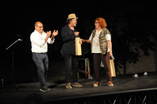 Pubblico e divertimento per il &quot;ritrovo poetico&quot; di Antonio Catalano, &quot;Mi arrendo alle fragole&quot;