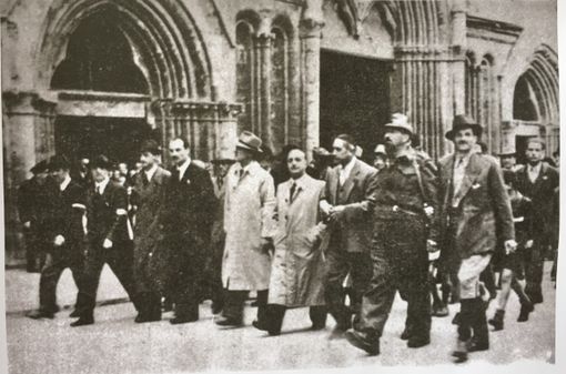 Una foto scattata il 25 aprile 1945 ad Asti, in piazza San Secondo