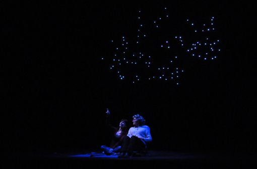 Una scena dello spettacolo teatrale "Siamo fatti di stelle" Una scena dello spettacolo teatrale "Siamo fatti di stelle"