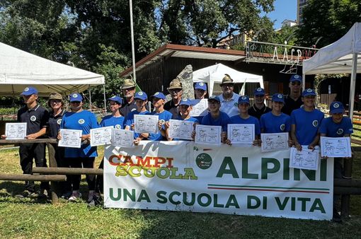 I dirigenti con le ragazze e i ragazzi del Campo Scuola, subito dopo la consegna dei diplomi