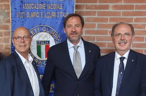 Giorgio Gianuzzi (il primo a destra) con Gianfranco Imerito presidente astigiano dell’Associazione Nazionale Atleti Olimpici e Azzurri d’Italia e Stefano Mei Presidente della Federazione Italiana di Atletica Leggera