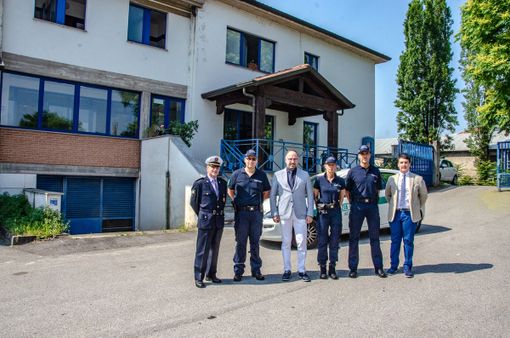 Sindaco Rasero, assessore Bona, Comandante Polizia Municipale Saracco ed alcuni agenti con le nuove divise