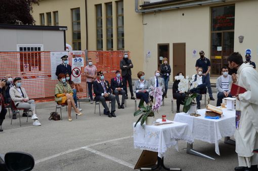 Celebrata la messa nel cortile della questura di Asti Celebrata la messa nel cortile della questura di Asti