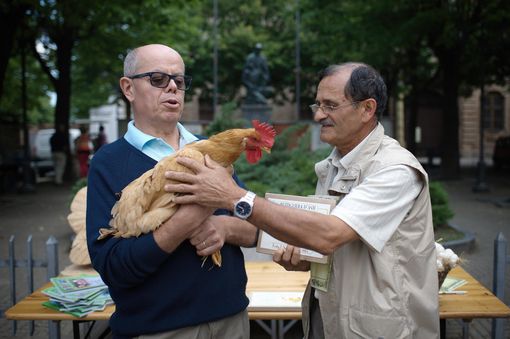 La premiazione della più bella gallina bionda di una precedente edizione (immagine tratta dalla pagina Facebook della Pro Loco di Buttigliera d'Asti)
