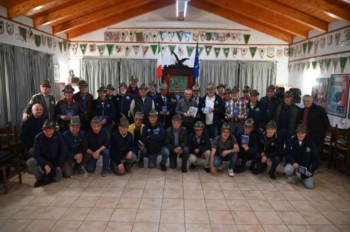 Alcuni alpini presenti alla serata con (al centro) il vescovo della diocesi di Asti, mons. Marco Prastaro e il presidente della Sezione ANA di Asti Fabrizio Pighin Alcuni alpini presenti alla serata con (al centro) il vescovo della diocesi di Asti, mons. Marco Prastaro e il presidente della Sezione ANA di Asti Fabrizio Pighin