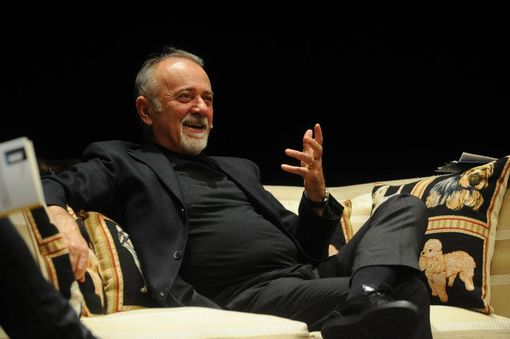 Giorgio Faletti, nel 2011, si racconta sul palco del Teatro Alfieri, in una serata organizzata da Primaradio Giorgio Faletti, nel 2011, si racconta sul palco del Teatro Alfieri, in una serata organizzata da Primaradio