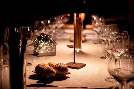 Casa Serra propone un entusiasmante 'matrimonio' tra cucina gourmet e ottima musica dal vivo Casa Serra propone un entusiasmante 'matrimonio' tra cucina gourmet e ottima musica dal vivo