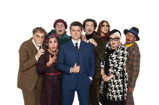 Ettore Bassi (al centro in completo blu) con il resto del cast di "Trappola per topi" in scena domani sera al Teatro Alfieri di Asti Ettore Bassi (al centro in completo blu) con il resto del cast di "Trappola per topi" in scena domani sera al Teatro Alfieri di Asti
