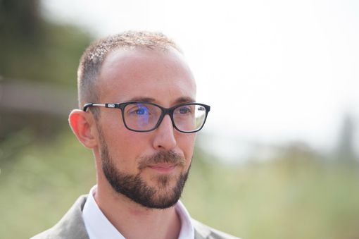 Vini, spezie, pastelli volativi e confetti di zucchero”. Lo storico Davide Chiolero racconta il suo libro dedicato alla cucina e all’alimentazione medievale.