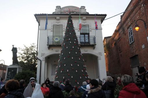 A Scurzolengo è arrivato il Natale con un albero in pizzo alto sei metri