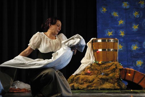 Slitta al 30 dicembre a Monale lo spettacolo "Santo bucato! La natività raccontata dalla lavandaia del presepe"