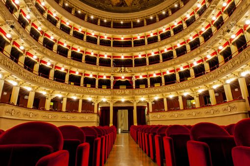 La sala del Teatro Alfieri, uno dei simboli culturali cittadini La sala del Teatro Alfieri, uno dei simboli culturali cittadini