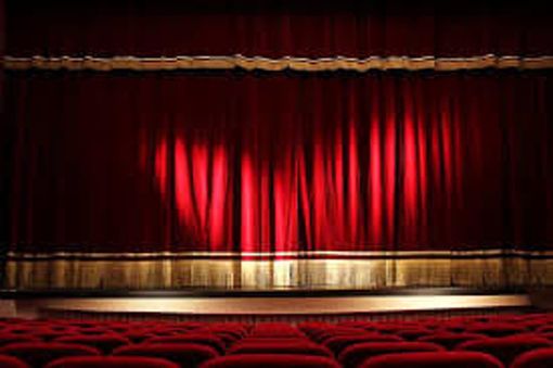 Teatro con sipario chiuso