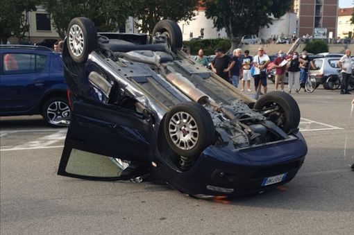 Asti: tamponamento da brivido in piazza del Palio. Auto cappottata e un ferito