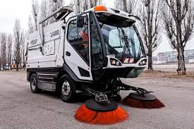 Ad Asti disinfezione delle panchine durante l'attività di spazzamento manuale. Sospese le attività di accertamento di violazione dell'obbligo di spostamento delle auto Ad Asti disinfezione delle panchine durante l'attività di spazzamento manuale. Sospese le attività di accertamento di violazione dell'obbligo di spostamento delle auto