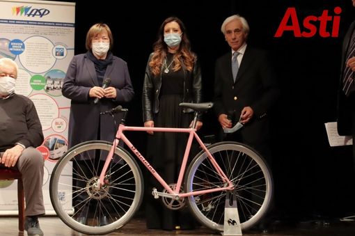 La presentazione delle bici al Teatro Alfieri La presentazione delle bici al Teatro Alfieri